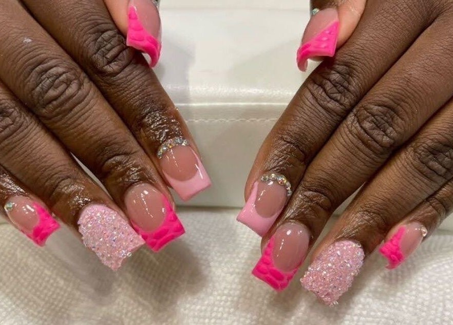 Admirez la manucure brillante rose à Le Saphyr, Montréal, Québec, CA, parfaite pour toutes occasions.