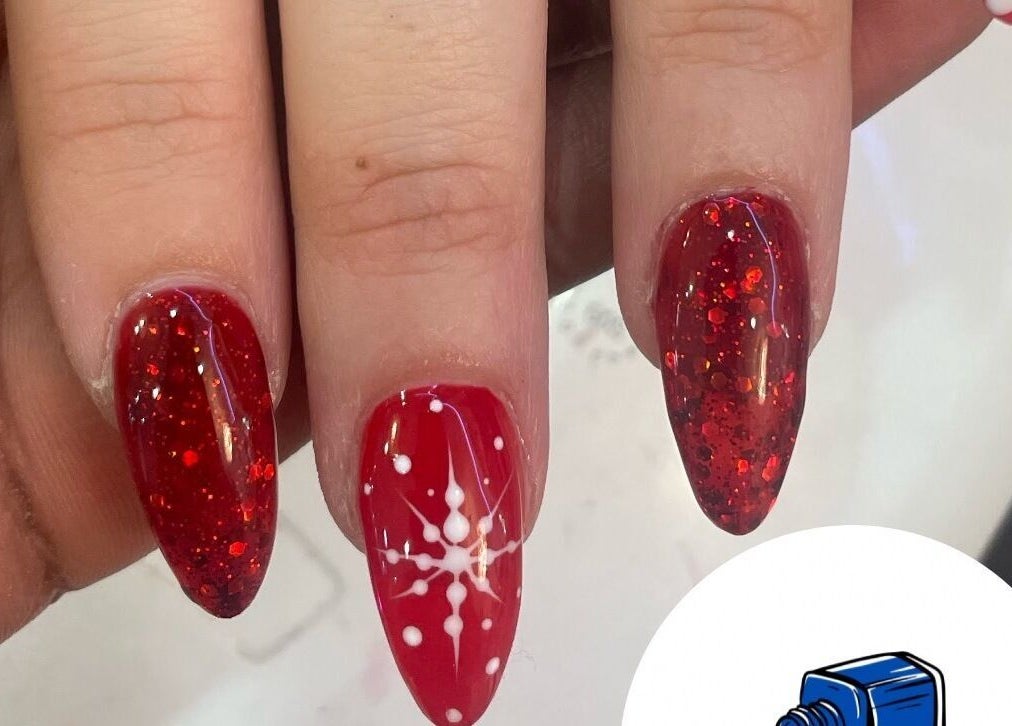 Manucure rouge scintillante chez Le Saphyr, Montréal, Québec, CA. Design moderne et élégant.