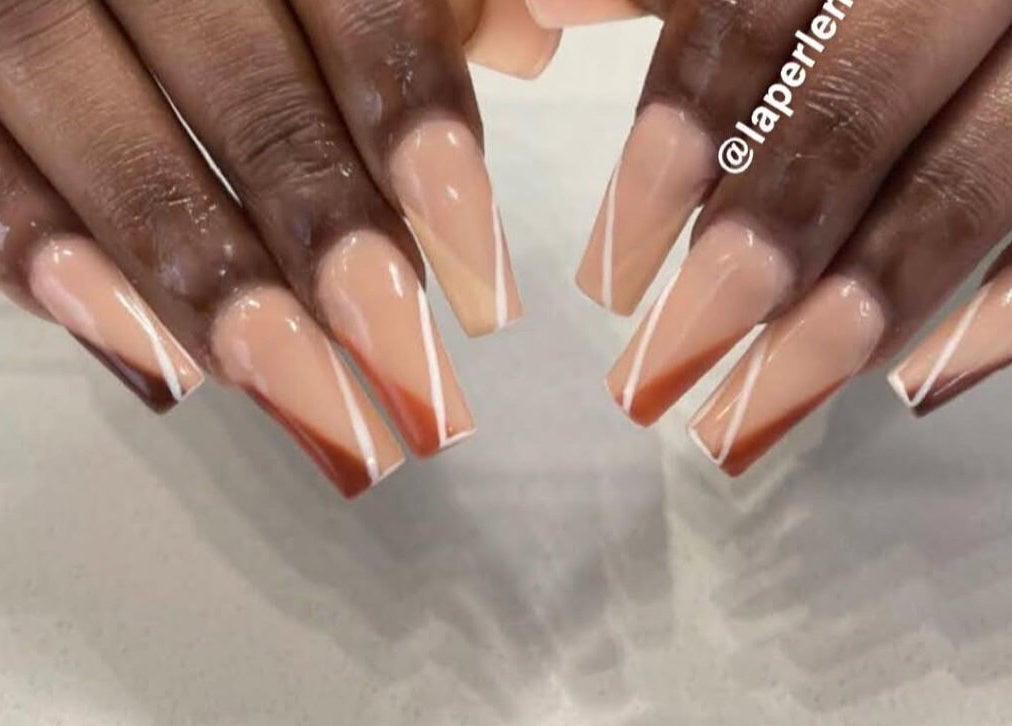 Design d'ongles minimaliste à Le Saphyr, Montréal, Québec, CA, mettant en valeur un style moderne et élégant.