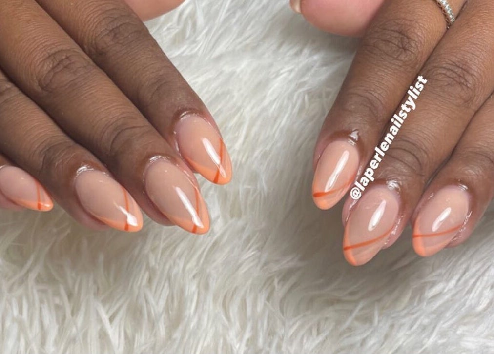 Manucure élégante à Le Saphyr, Montréal, Québec, CA, avec design minimaliste et bordures orange.