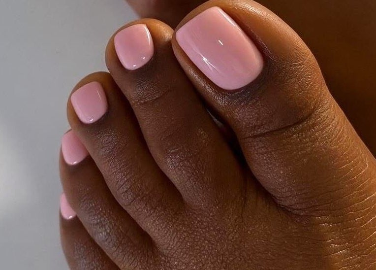 Pédicure élégante avec vernis rose au salon Le Saphyr, Montréal, Québec, CA.