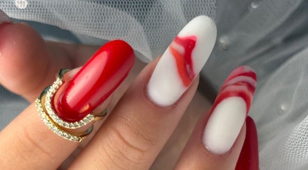 Stijlvolle nail art in rood-wit van Beauty Dendermonde by Andra, Dendermonde, Vlaams Gewest, BE.