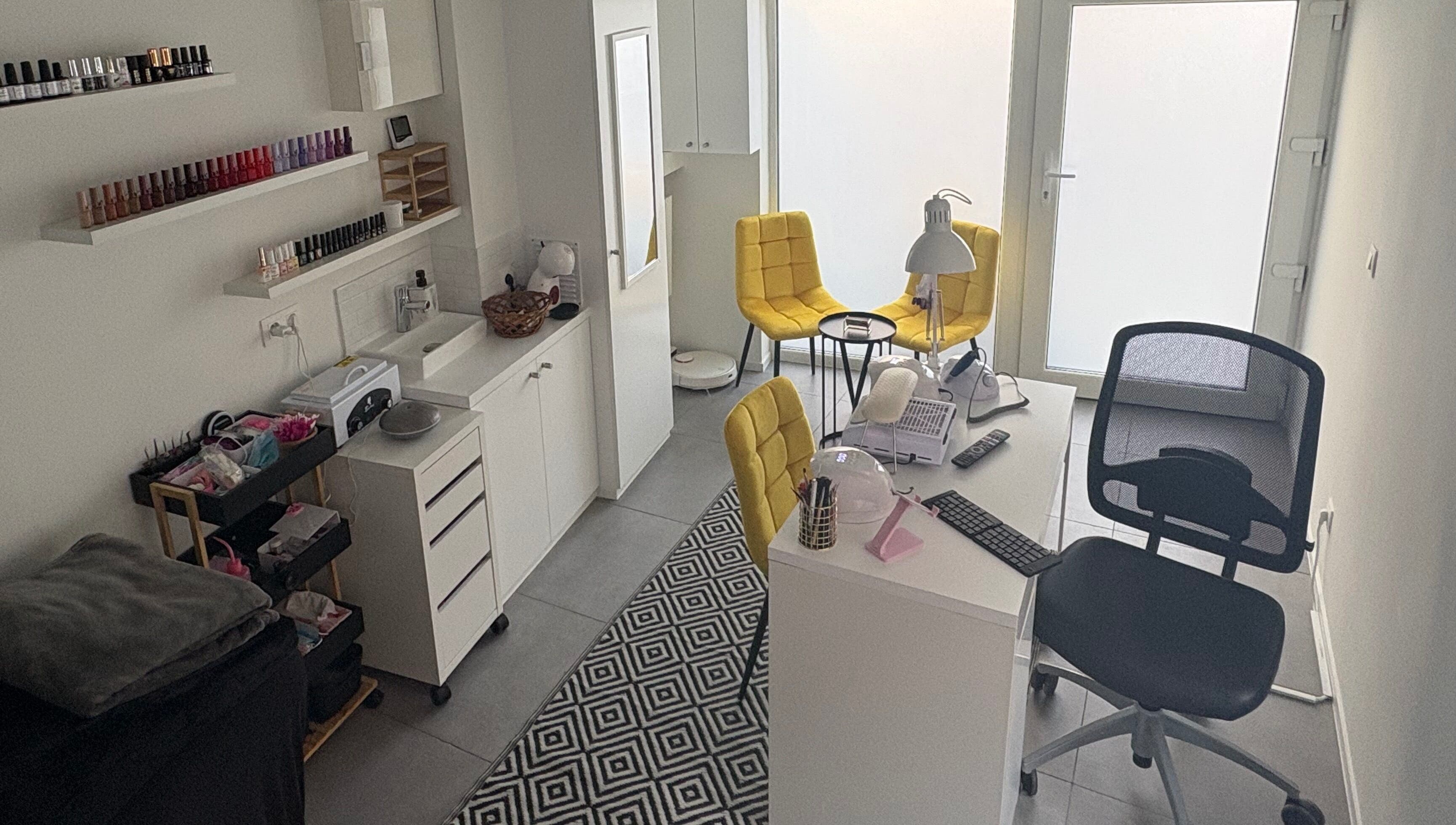 Interieur van Beauty Dendermonde by Andra, moderne salon in Dendermonde, Vlaams Gewest, BE met gele stoelen.