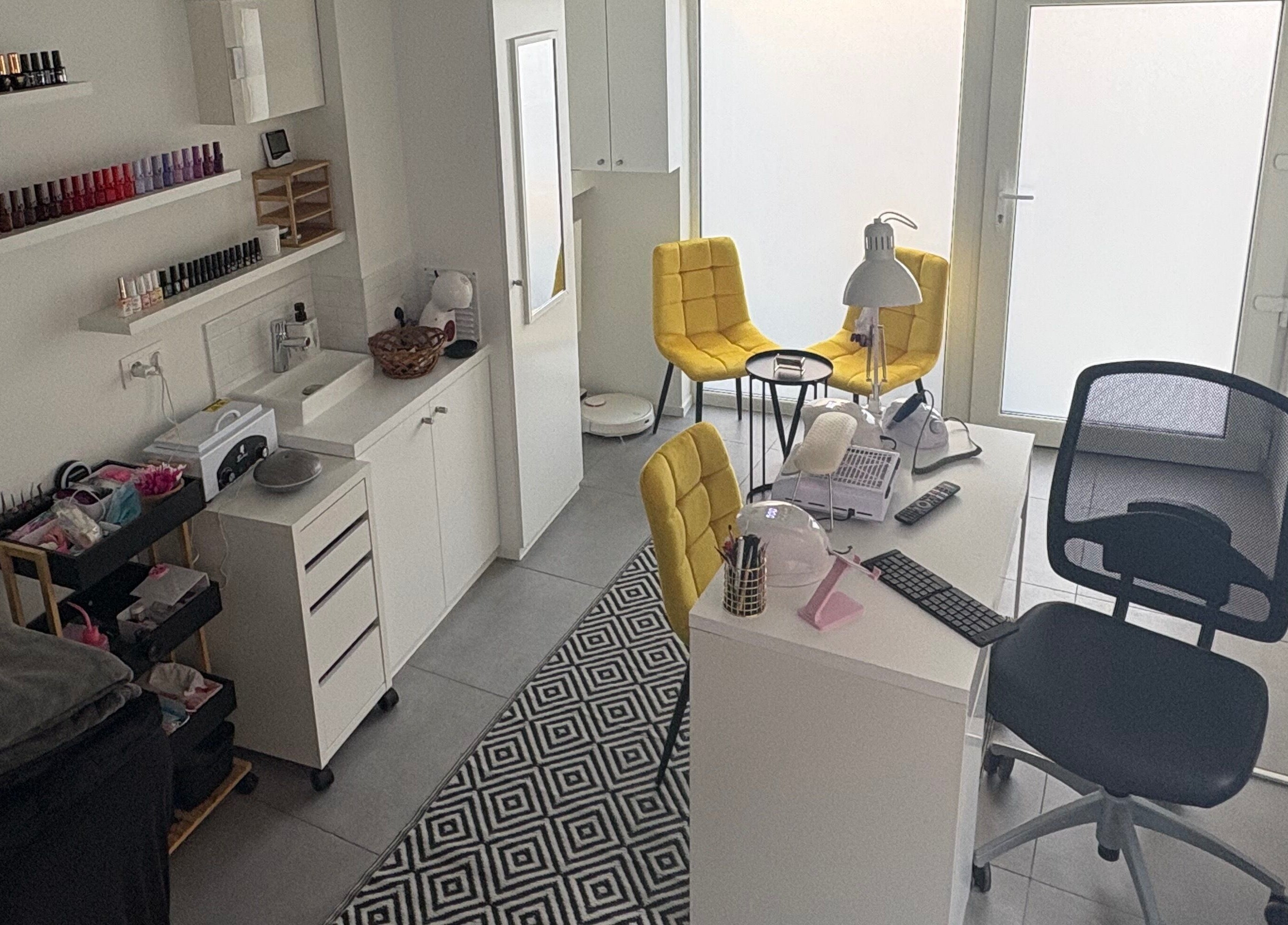 Interieur van Beauty Dendermonde by Andra, moderne salon in Dendermonde, Vlaams Gewest, BE met gele stoelen.