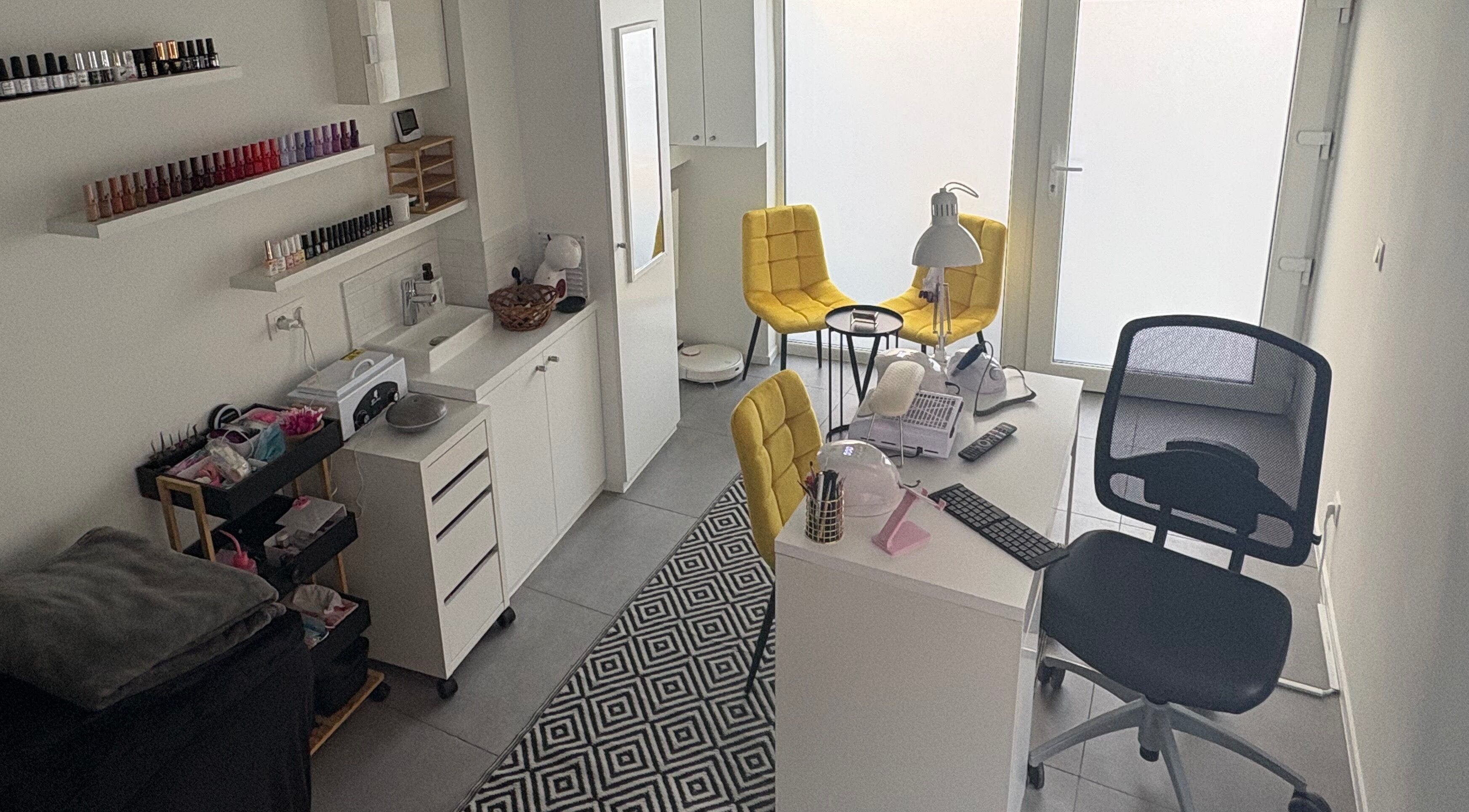 Interieur van Beauty Dendermonde by Andra, moderne salon in Dendermonde, Vlaams Gewest, BE met gele stoelen.