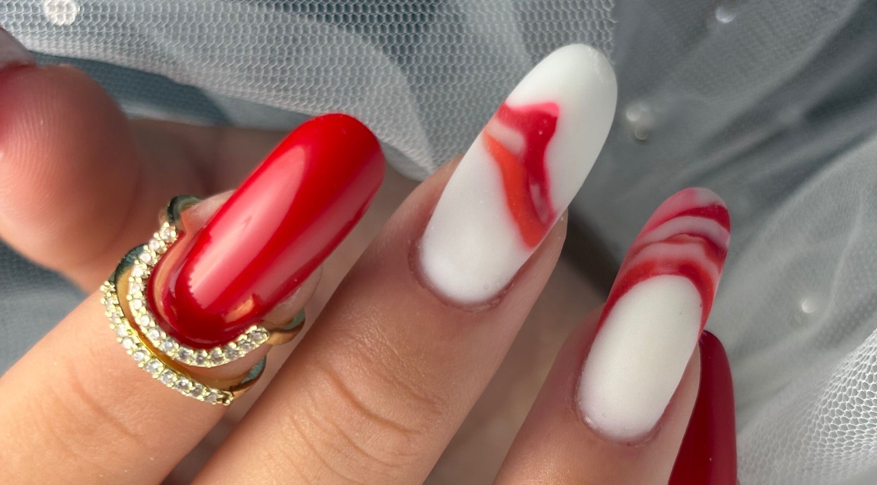 Rode en witte nailart bij Beauty Dendermonde by Andra, Dendermonde, Vlaams Gewest, BE.