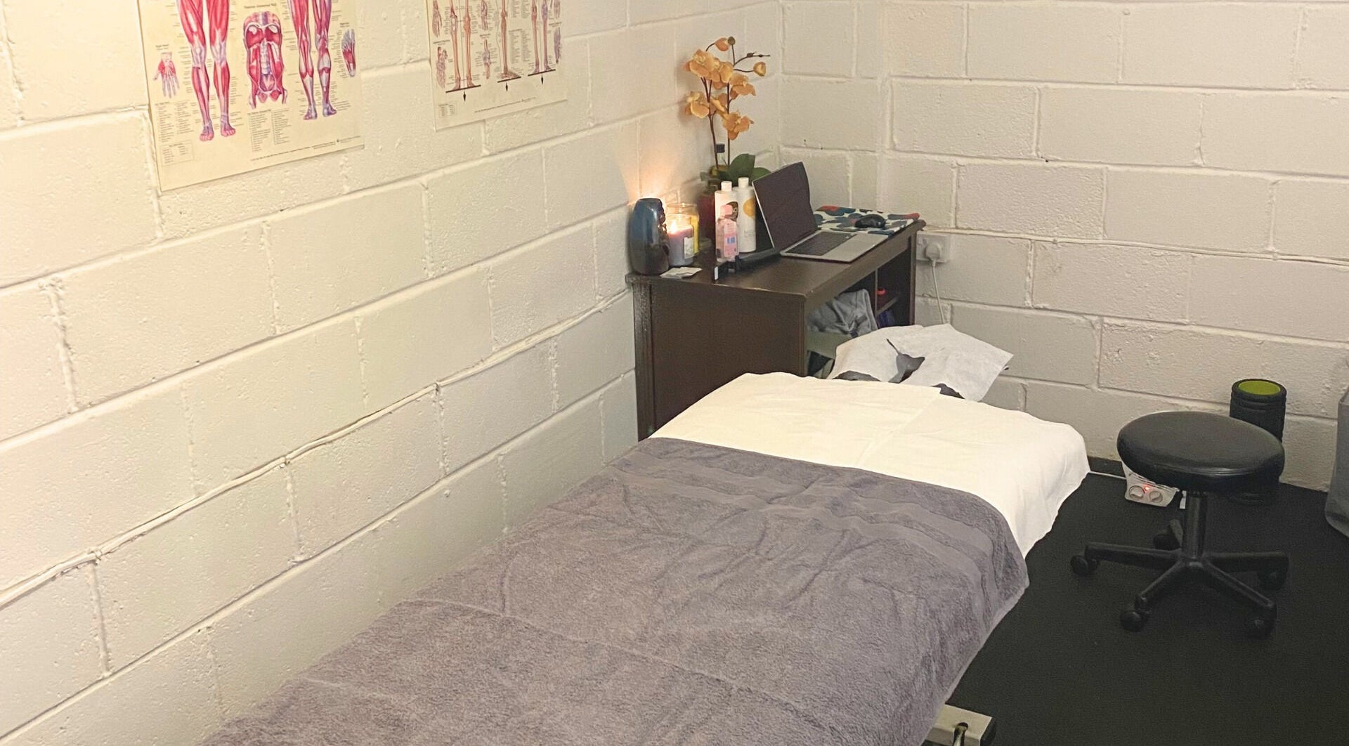 Cozy massage room at Yawara Massage Therapy, Edinburgh, Scotland, GB, featuring a neatly made massage bed.