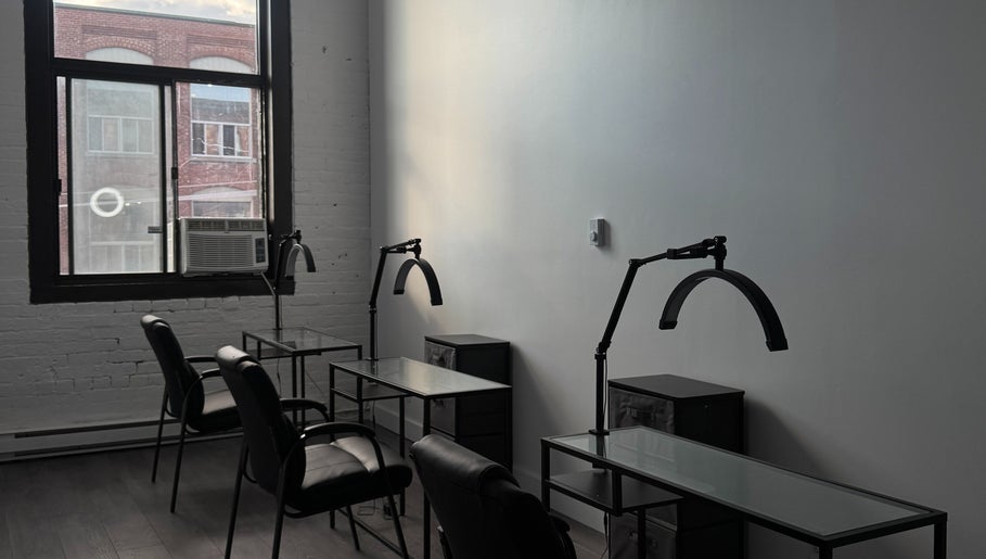 Intérieur moderne de Studio Ambrose 378 à Montréal, Québec, CA, avec bureaux et fauteuils élégants.