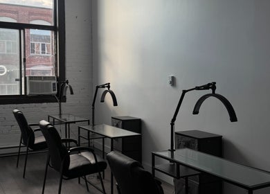 Intérieur moderne de Studio Ambrose 378 à Montréal, Québec, CA, avec bureaux et fauteuils élégants.