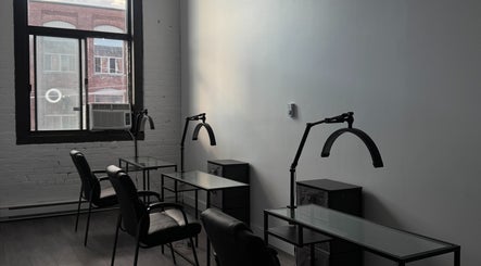 Intérieur moderne de Studio Ambrose 378 à Montréal, Québec, CA, avec bureaux et fauteuils élégants.