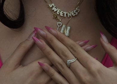 Ongles roses élégants à Studio Ambrose 378 à Montréal, Québec, CA, avec bijoux scintillants.