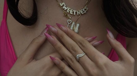 Ongles roses élégants à Studio Ambrose 378 à Montréal, Québec, CA, avec bijoux scintillants.