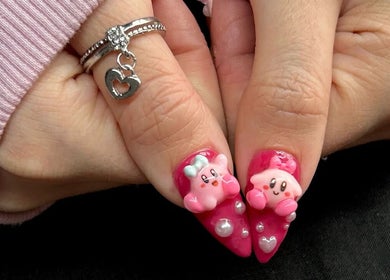 Nail art créatif et coloré chez Studio Ambrose 378 à Montréal, Québec, CA, mettant en valeur des motifs uniques.