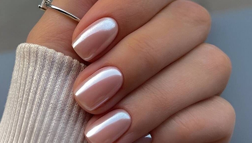 Manicura perlada en La Florce spa, Concepción, Bío Bío, CL. Brillo elegante y cuidado de manos.