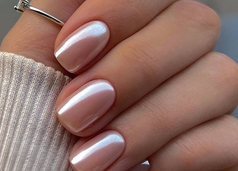 Manicura perlada en La Florce spa, Concepción, Bío Bío, CL. Brillo elegante y cuidado de manos.