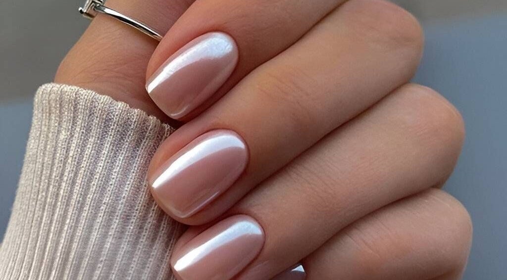 Manicura perlada en La Florce spa, Concepción, Bío Bío, CL. Brillo elegante y cuidado de manos.