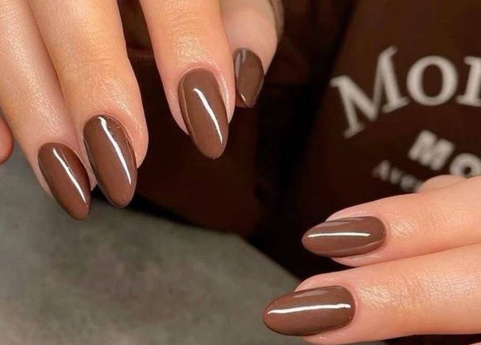 Manicura moderna en La Florce spa, Concepción, Bío Bío, CL, con elegante esmalte color marrón.