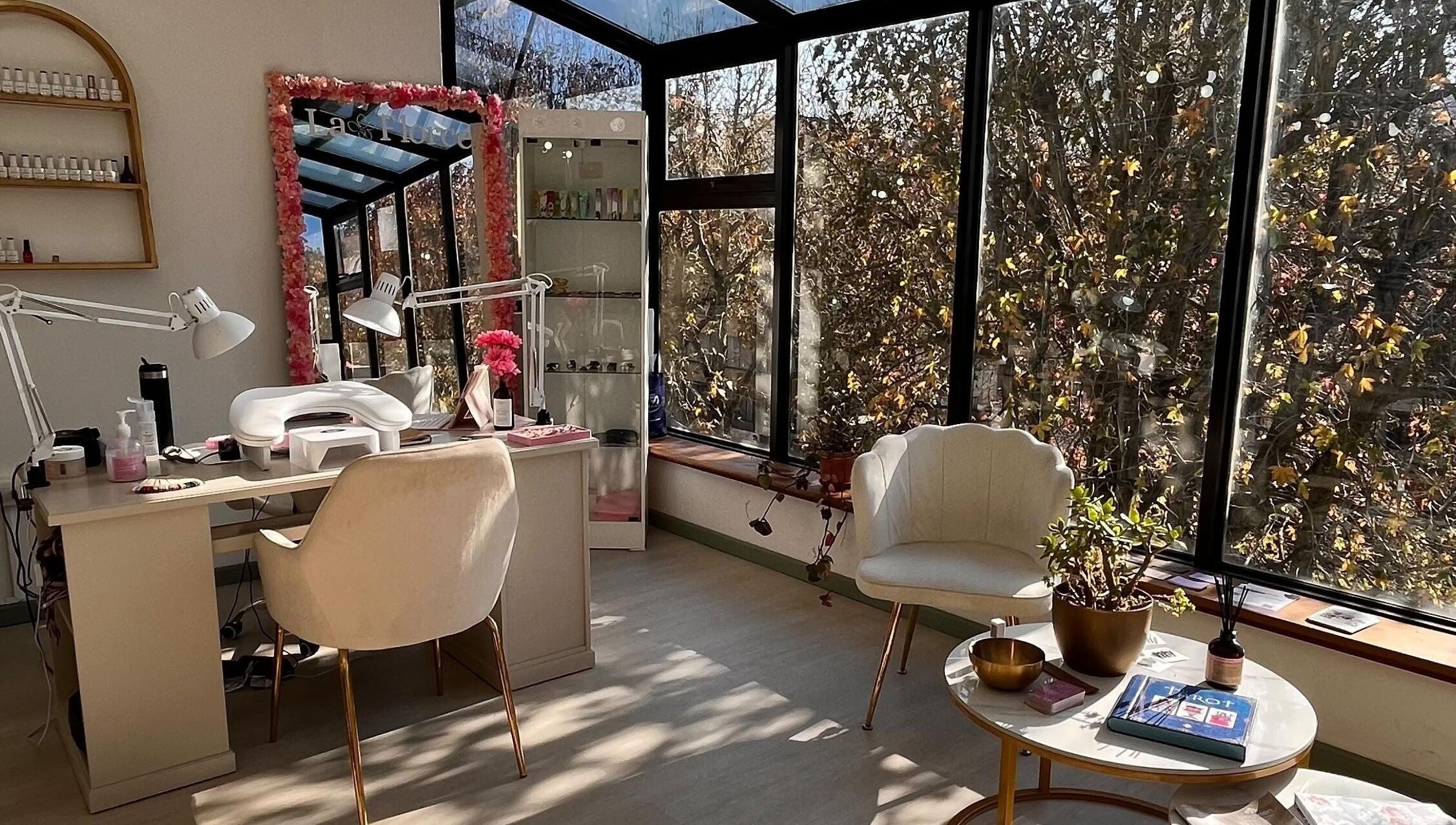 Interior soleado de La Florce Spa en Concepción, Bío Bío, CL con vistas al jardín.