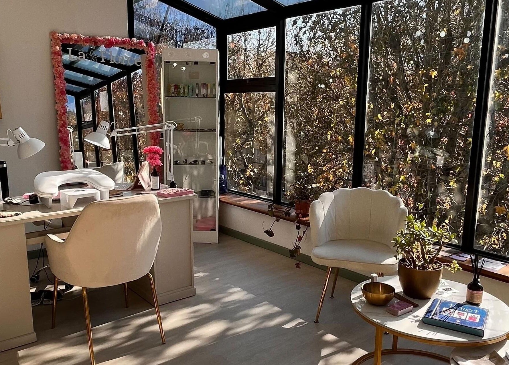 Interior soleado de La Florce Spa en Concepción, Bío Bío, CL con vistas al jardín.