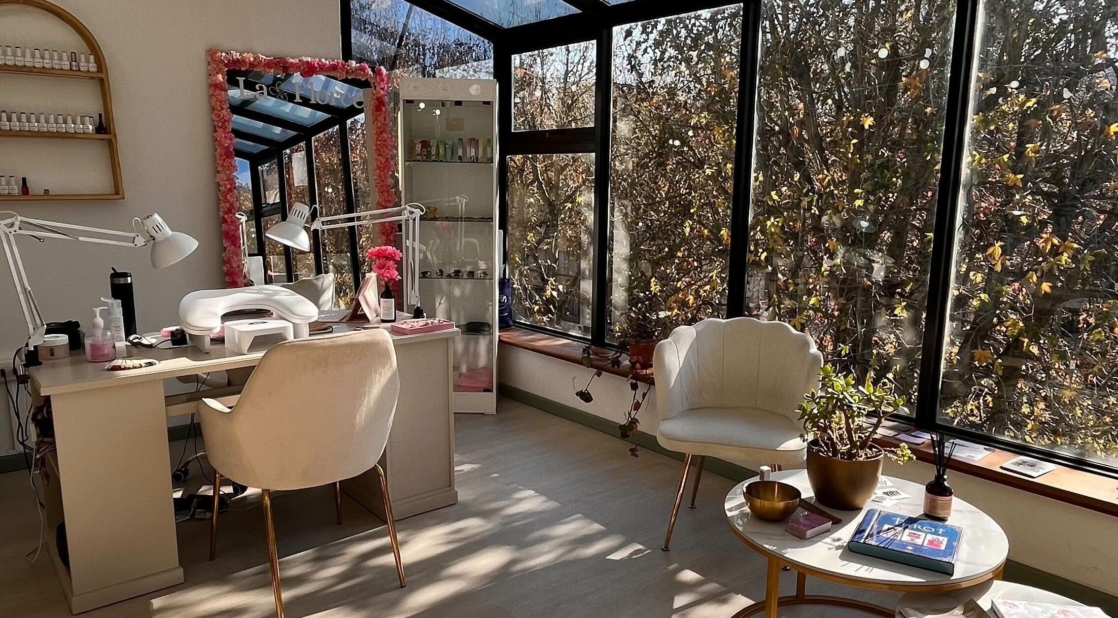 Interior soleado de La Florce Spa en Concepción, Bío Bío, CL con vistas al jardín.