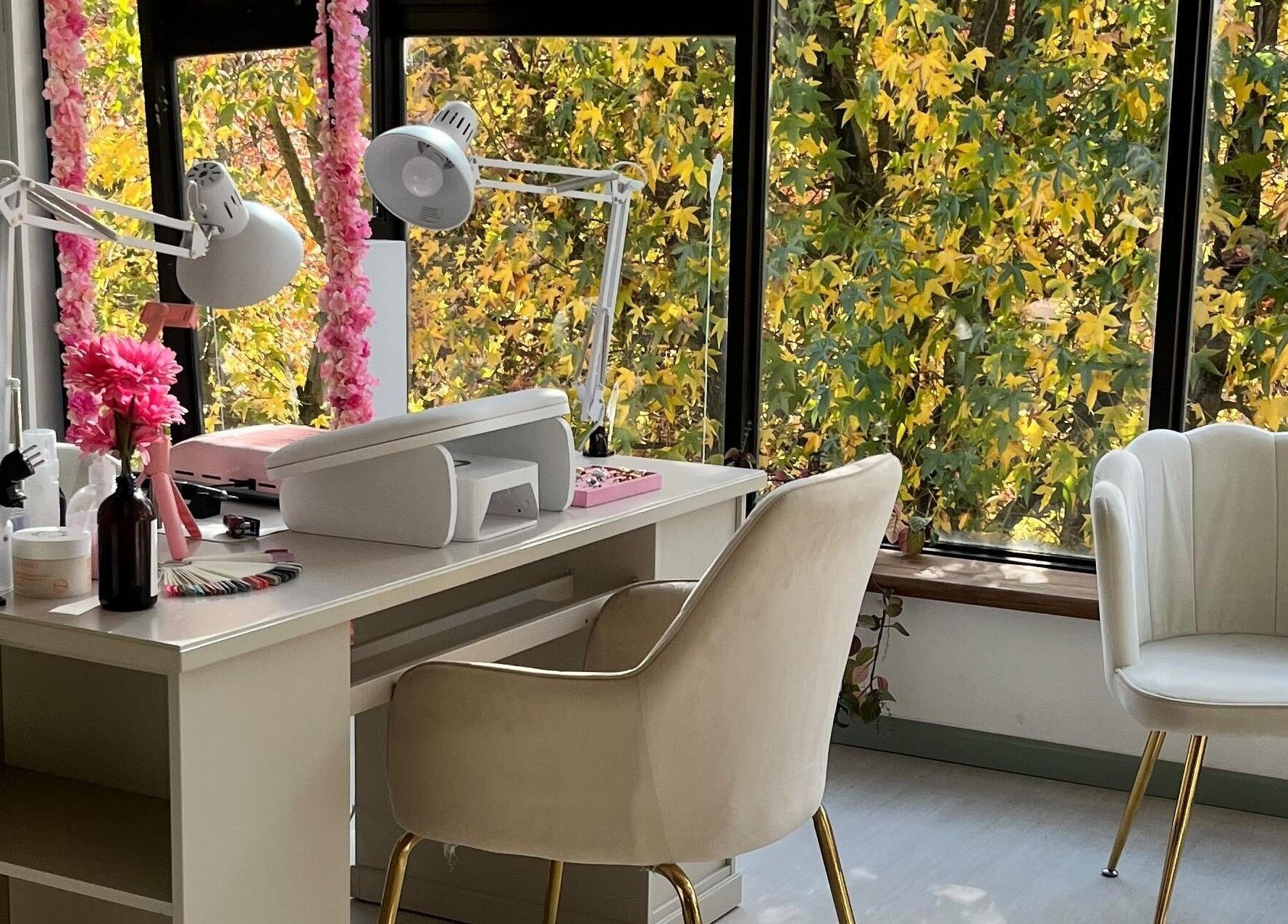 Interior de La Florce Spa en Concepción, Bío Bío, CL con decoración estilizada y sillas acogedoras.