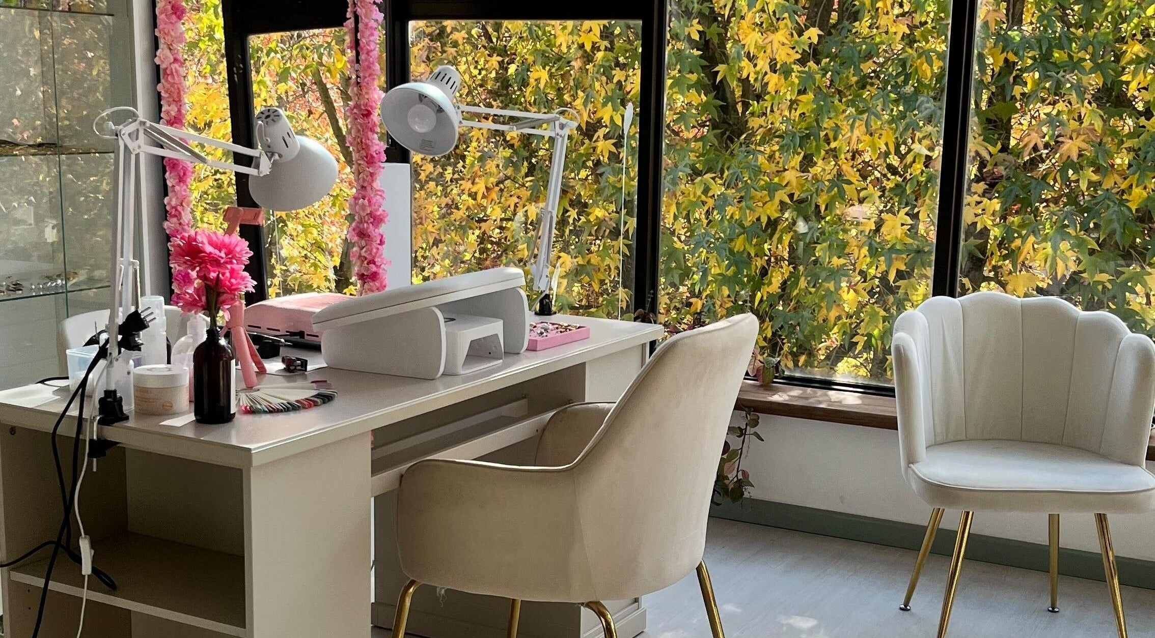 Interior de La Florce Spa en Concepción, Bío Bío, CL con decoración estilizada y sillas acogedoras.