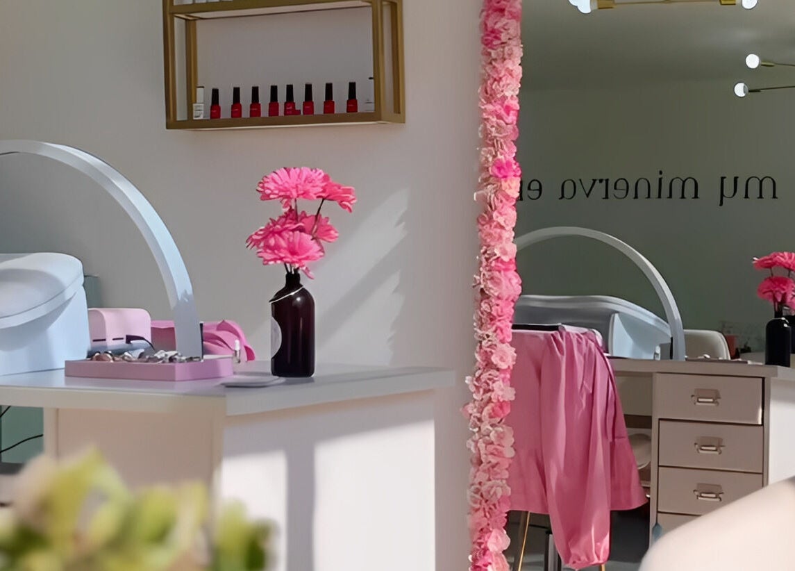 Interior acogedor de La Florce Spa en Concepción, Bío Bío, CL, con decoración en tonos rosados y detalles elegantes.