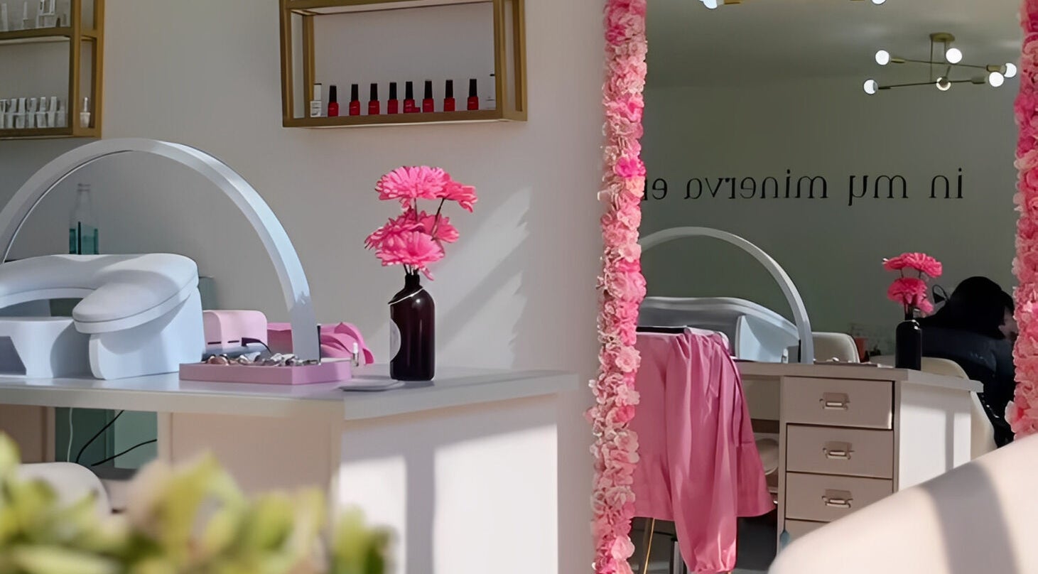 Interior acogedor de La Florce Spa en Concepción, Bío Bío, CL, con decoración en tonos rosados y detalles elegantes.