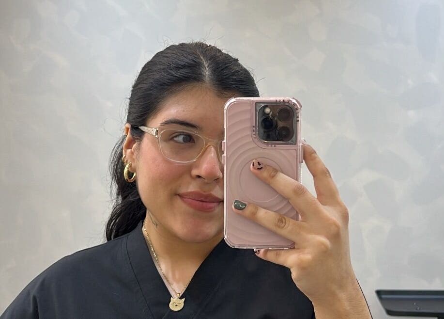 Profesional en Cosmiatra Ariana Ruilova, Samborondón, Guayas, EC, mostrando su estilo único en un entorno moderno.