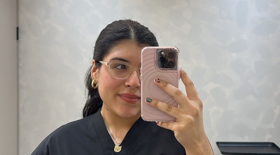 Profesional en Cosmiatra Ariana Ruilova, Samborondón, Guayas, EC, mostrando su estilo único en un entorno moderno.