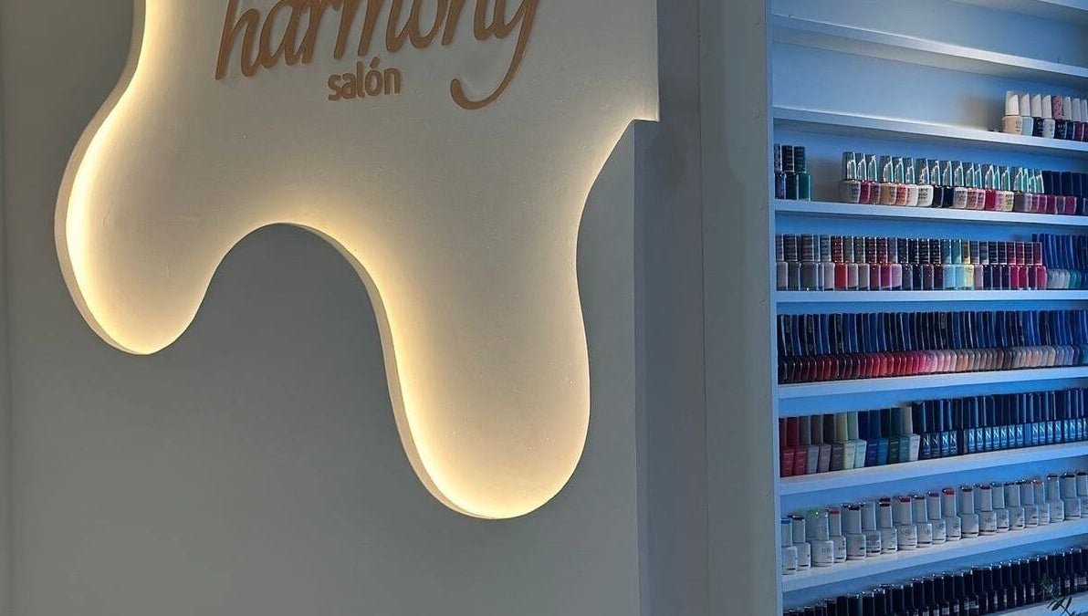 Exhibición de esmaltes coloridos en NailLounge, Panamá, Provincia De Panamá, PA. Amplia variedad para manicura perfecta.