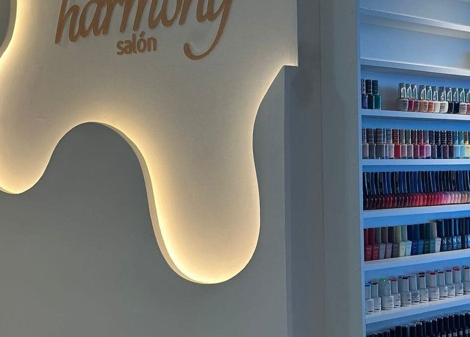 Exhibición de esmaltes coloridos en NailLounge, Panamá, Provincia De Panamá, PA. Amplia variedad para manicura perfecta.