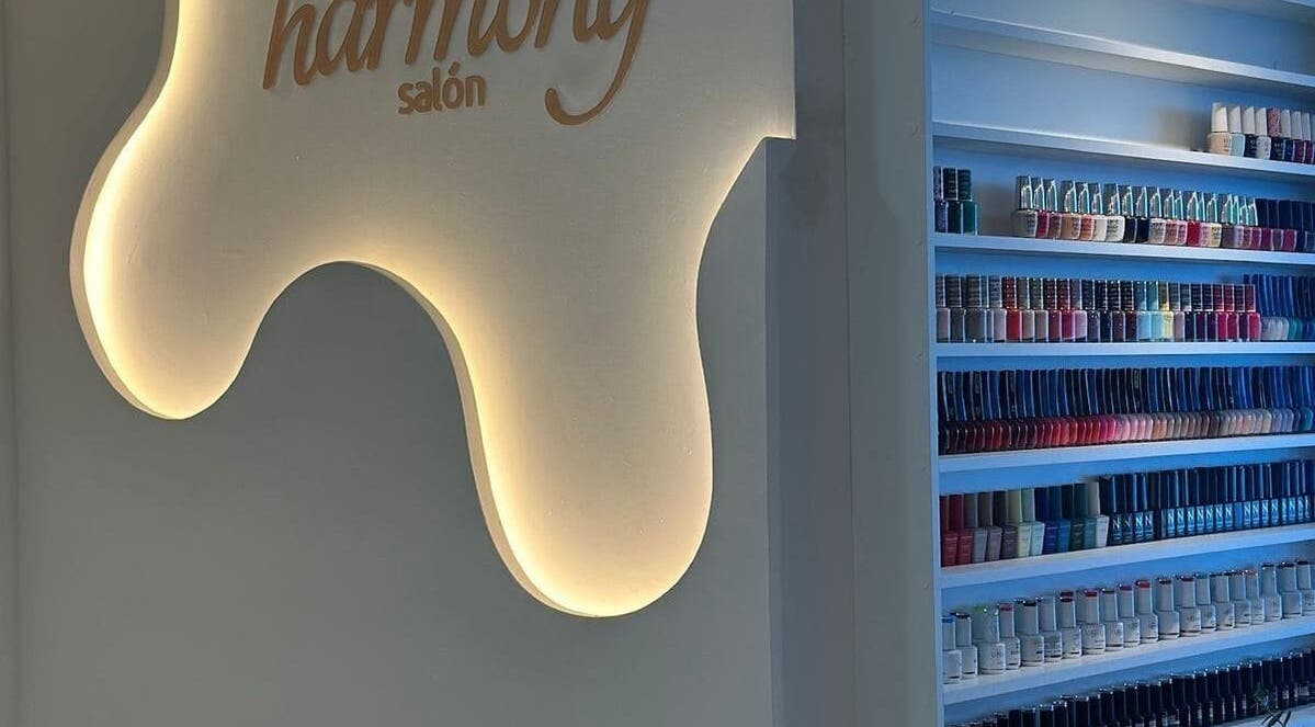 Exhibición de esmaltes coloridos en NailLounge, Panamá, Provincia De Panamá, PA. Amplia variedad para manicura perfecta.