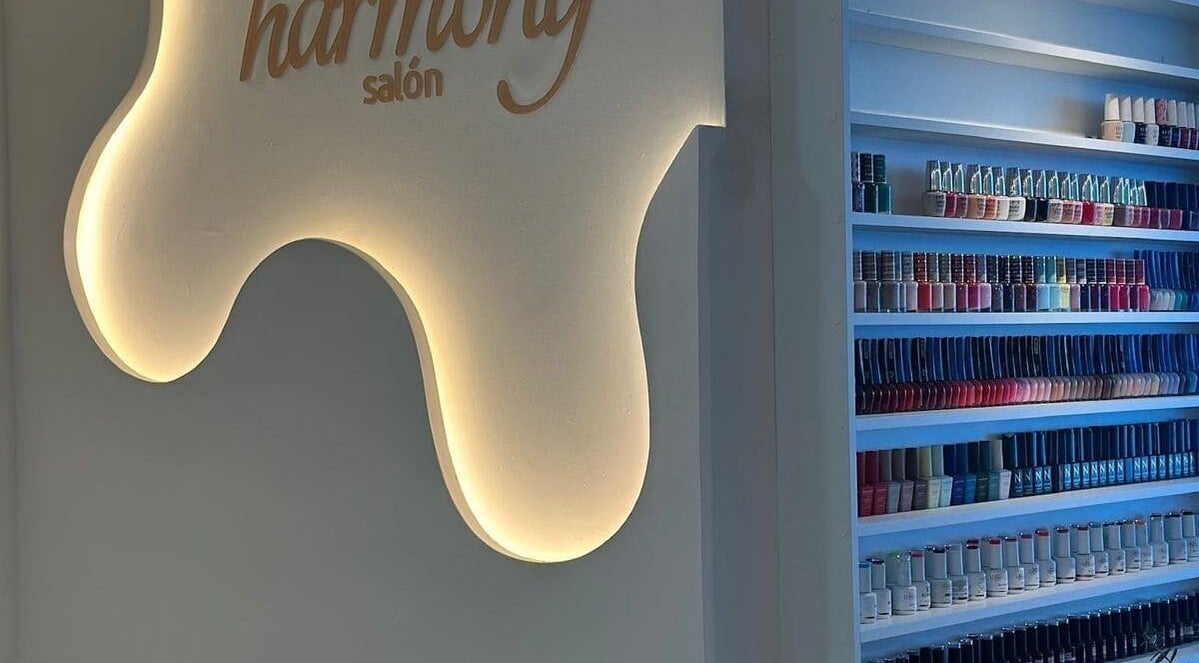 Exhibición de esmaltes coloridos en NailLounge, Panamá, Provincia De Panamá, PA. Amplia variedad para manicura perfecta.