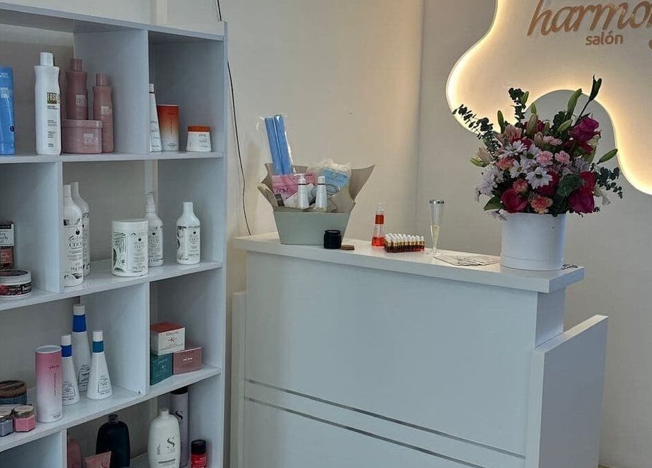 Recepción de NailLounge en Panamá, Provincia De Panamá, PA con estantería de productos y flores.