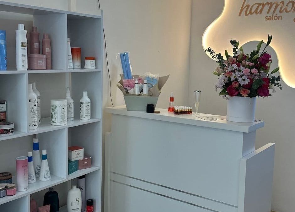 Recepción elegante en NailLounge, Panamá, Provincia De Panamá, PA, con florero decorativo y productos de belleza.