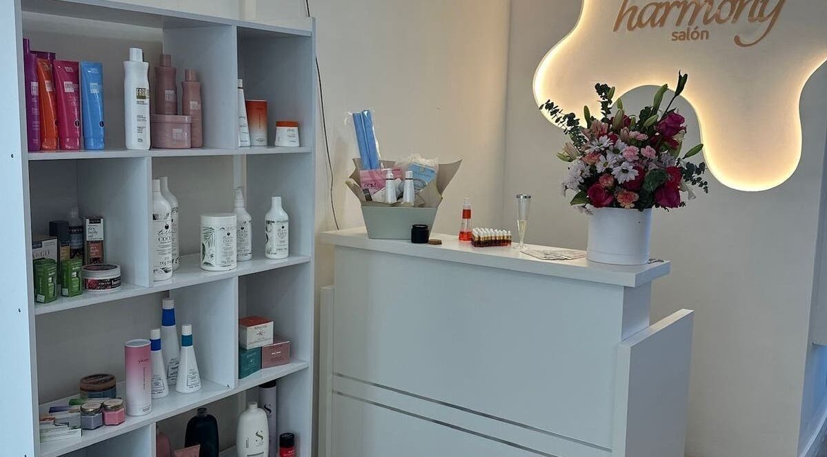 Recepción elegante en NailLounge, Panamá, Provincia De Panamá, PA, con florero decorativo y productos de belleza.