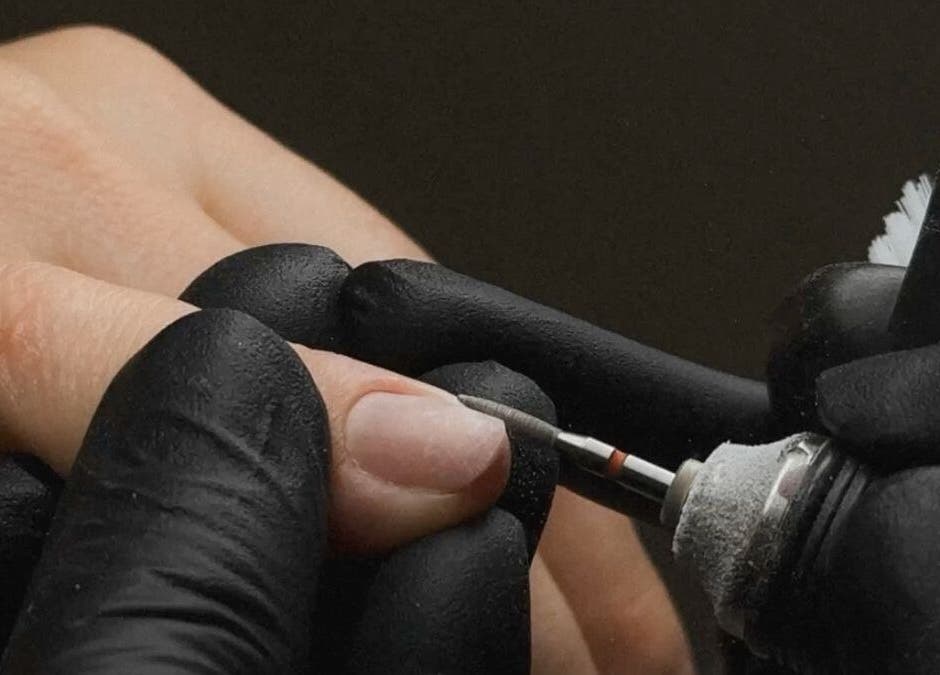 Manicura profesional en Valentina Cosmetologia, La Serena, Coquimbo, CL. Detalle de embellecimiento de uñas.