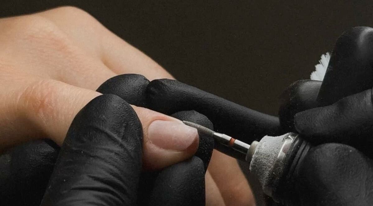 Manicura profesional en Valentina Cosmetologia, La Serena, Coquimbo, CL. Detalle de embellecimiento de uñas.