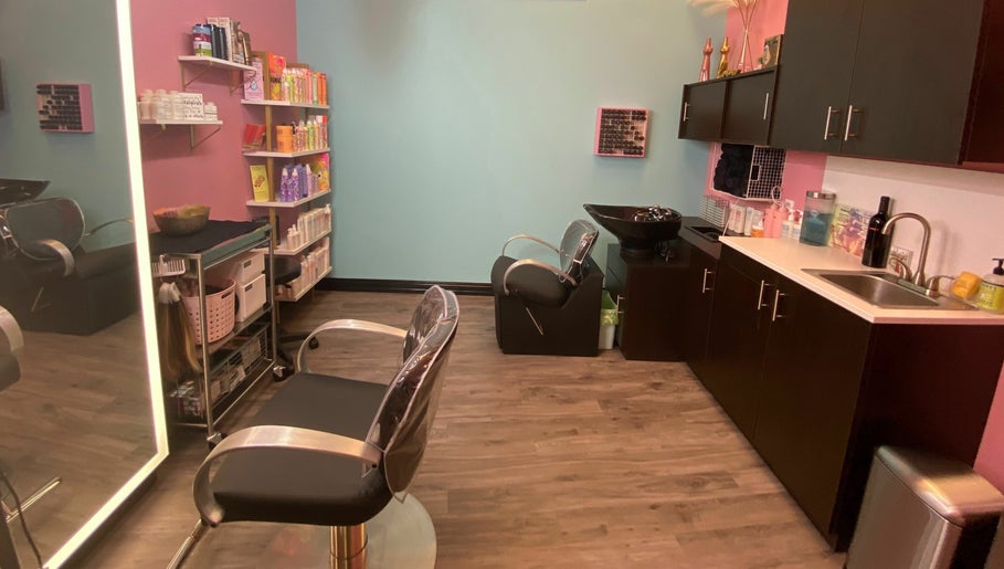 Ellie's Beauty Salon in the Heights East image 1
