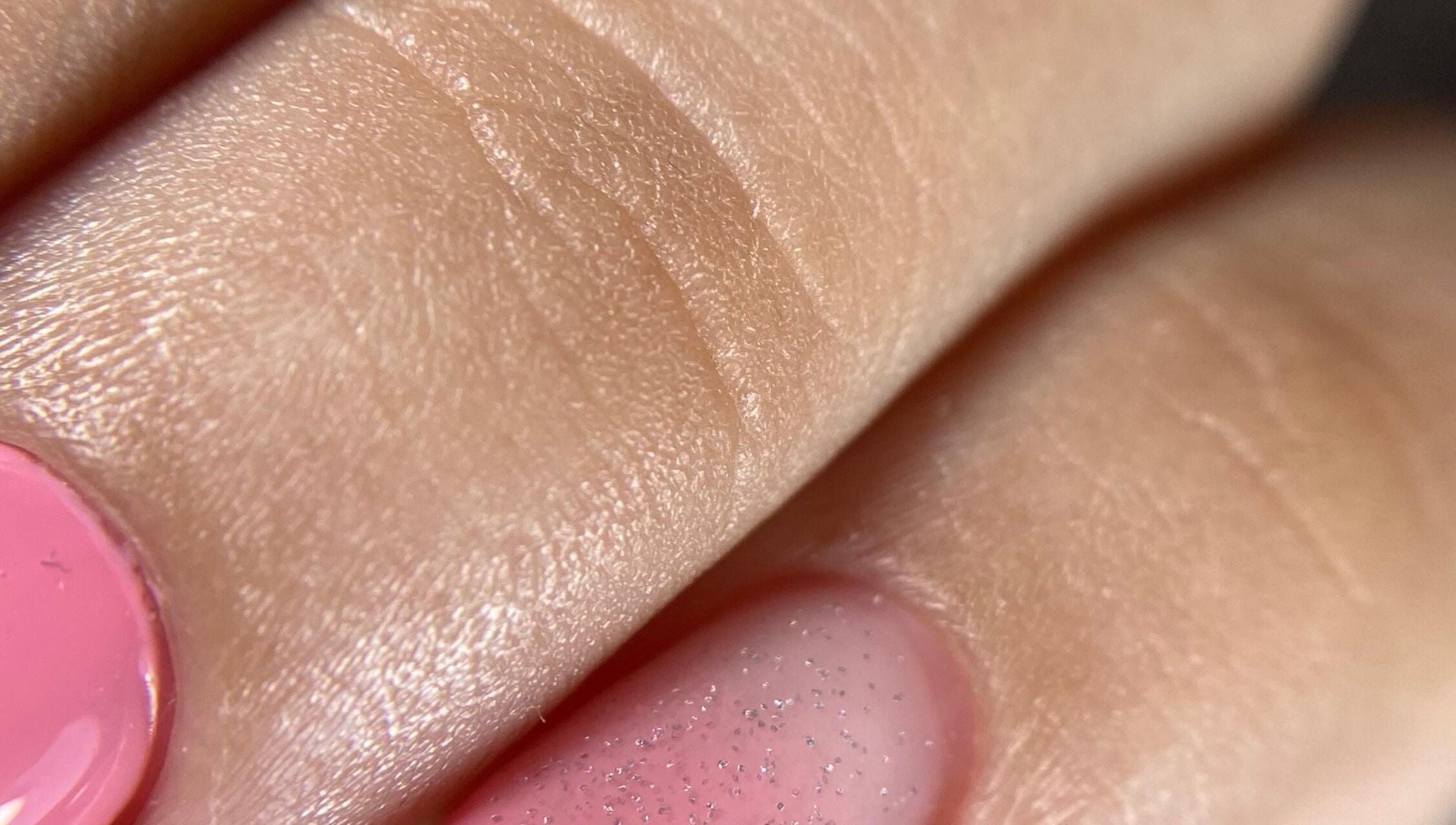 Cercana imagen de uñas esmaltadas en Beige And Green, Santiago, Región Metropolitana, CL.