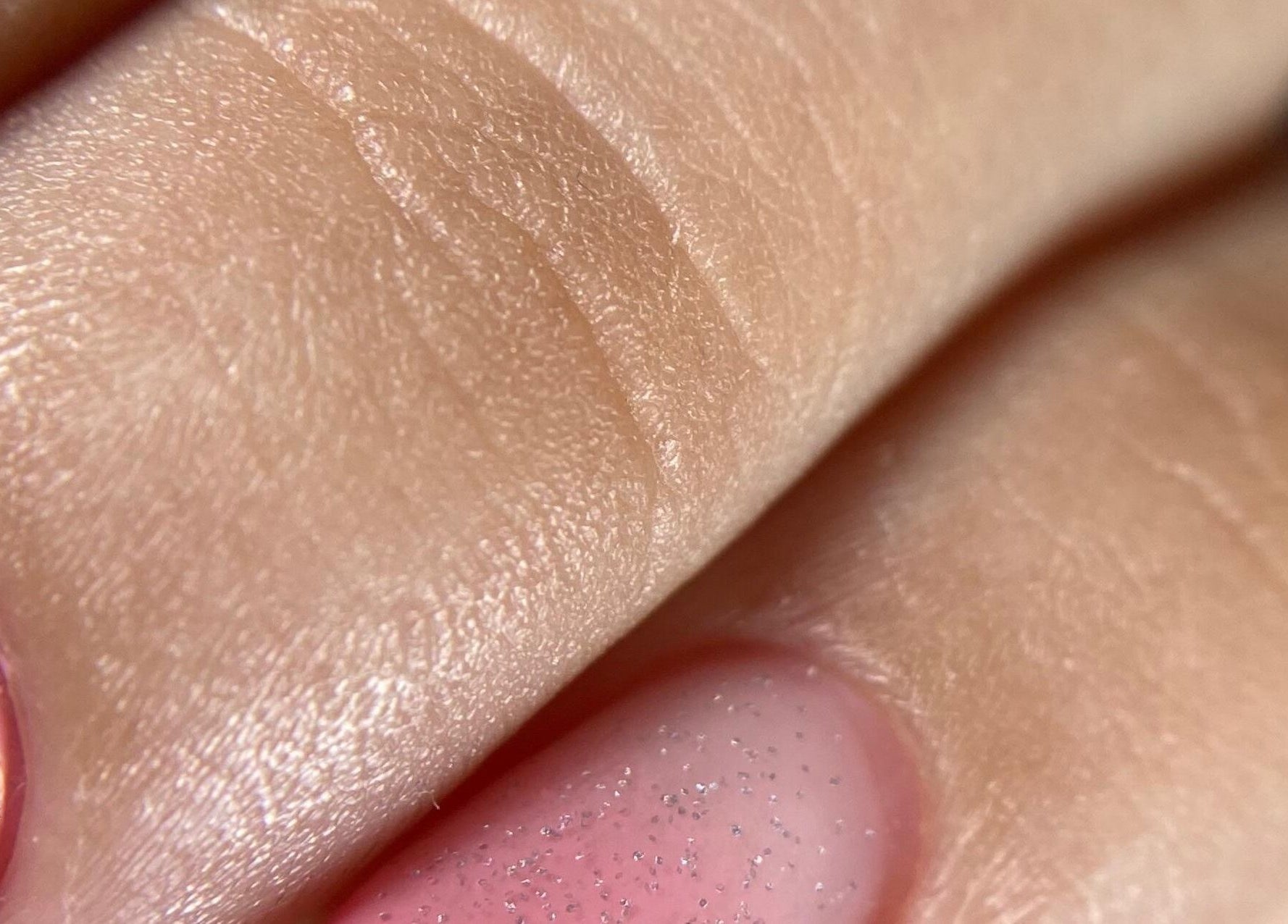 Cercana imagen de uñas esmaltadas en Beige And Green, Santiago, Región Metropolitana, CL.