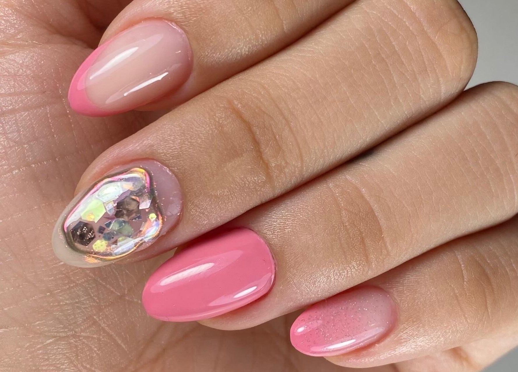 Manicura rosa con decoración de piedras en Beige And Green, Santiago, Región Metropolitana, CL.