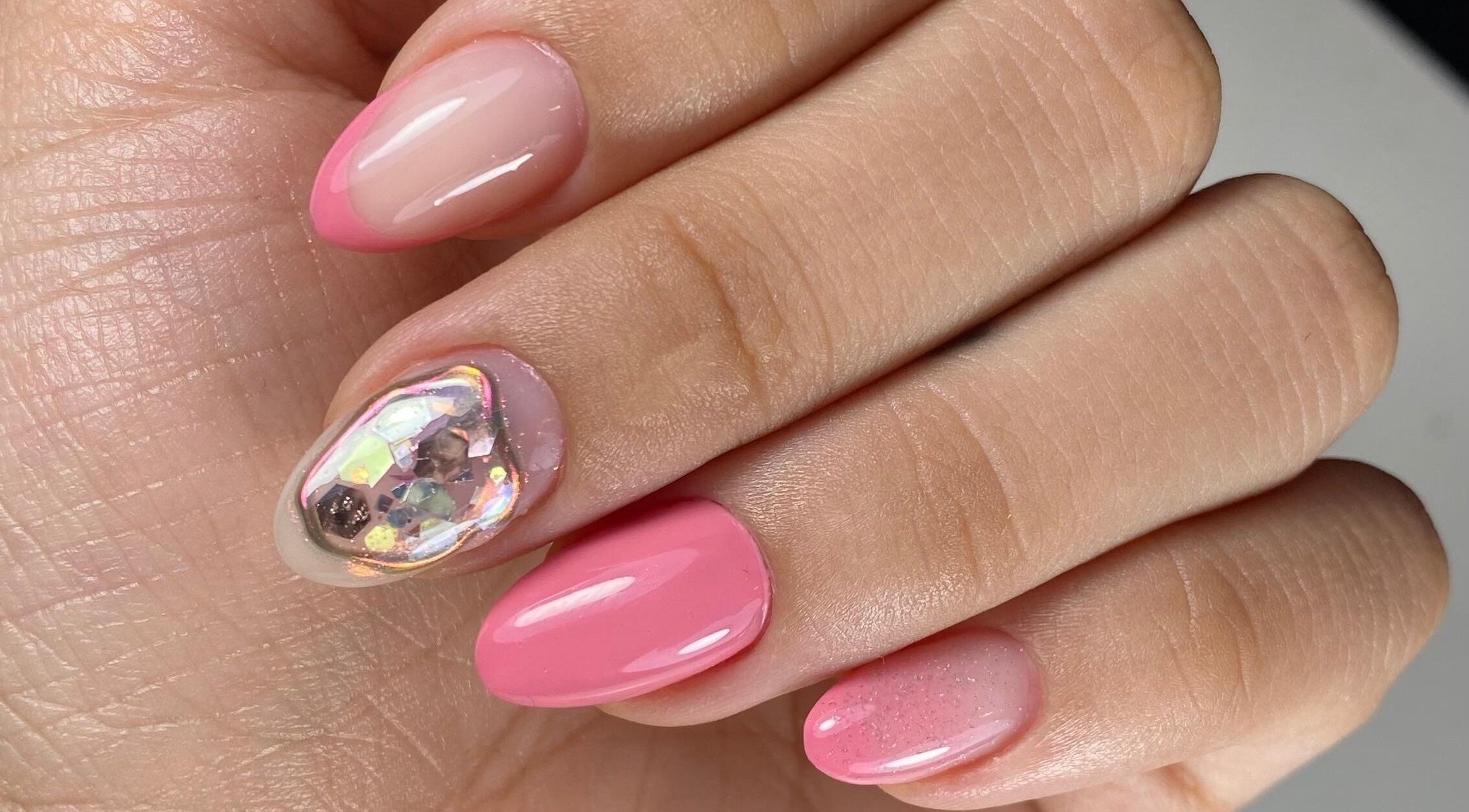 Manicura rosa con decoración de piedras en Beige And Green, Santiago, Región Metropolitana, CL.