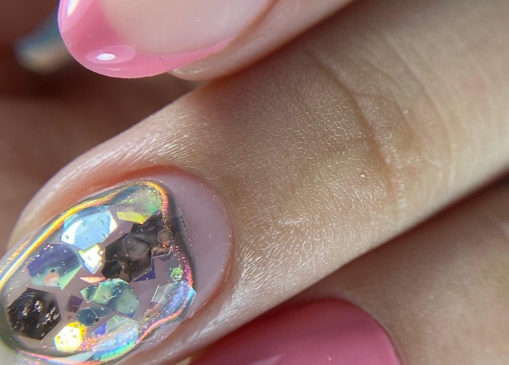 Diseño de uñas brillantes en Beige And Green, Santiago, Región Metropolitana, CL. Estilo elegante y moderno.