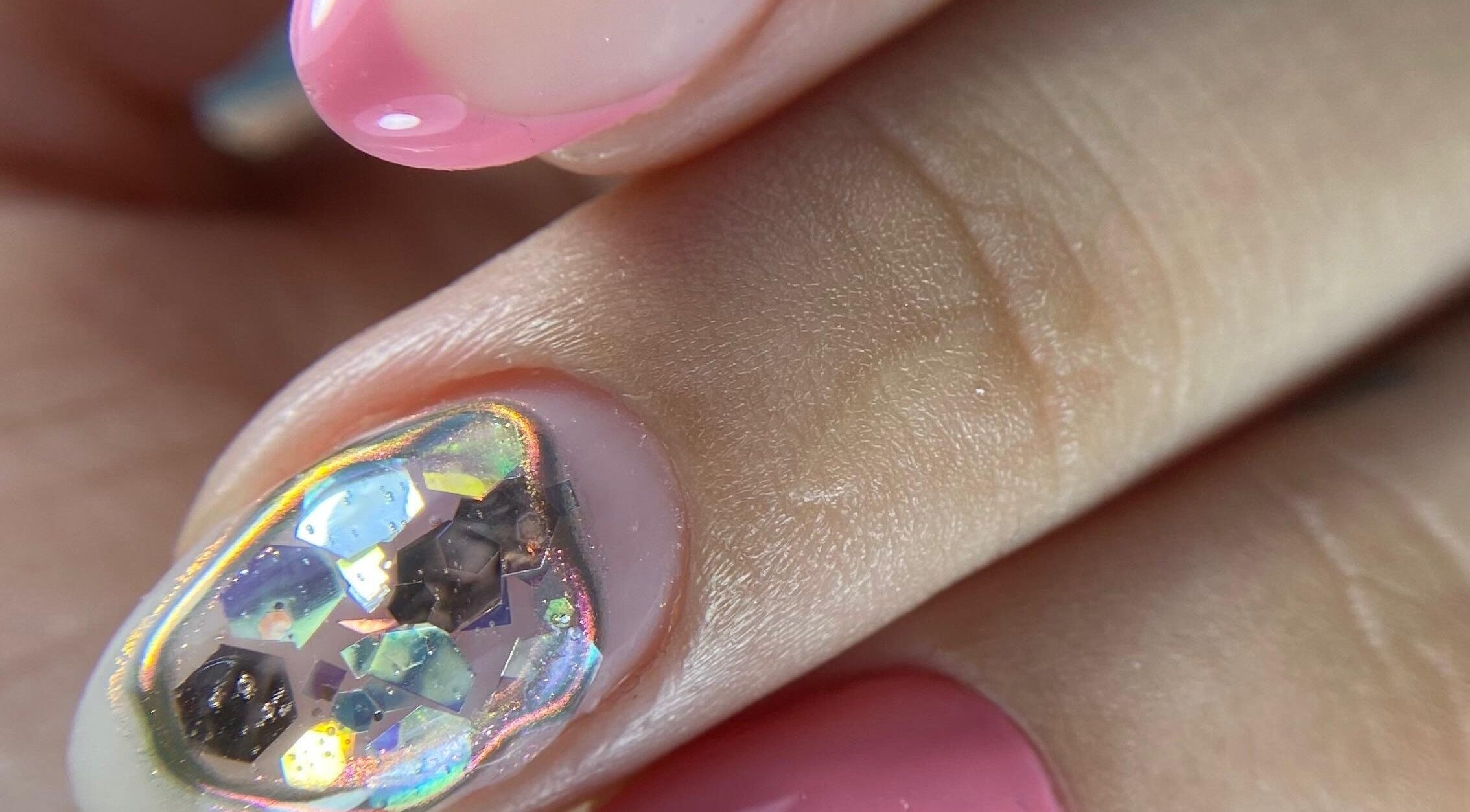 Diseño de uñas brillantes en Beige And Green, Santiago, Región Metropolitana, CL. Estilo elegante y moderno.