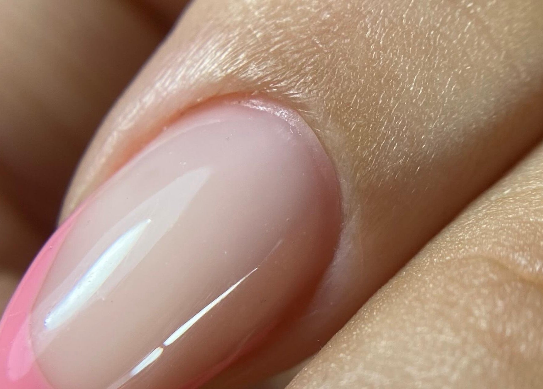 Manicura elegante con punta rosa en Beige And Green, Santiago, Región Metropolitana, CL.