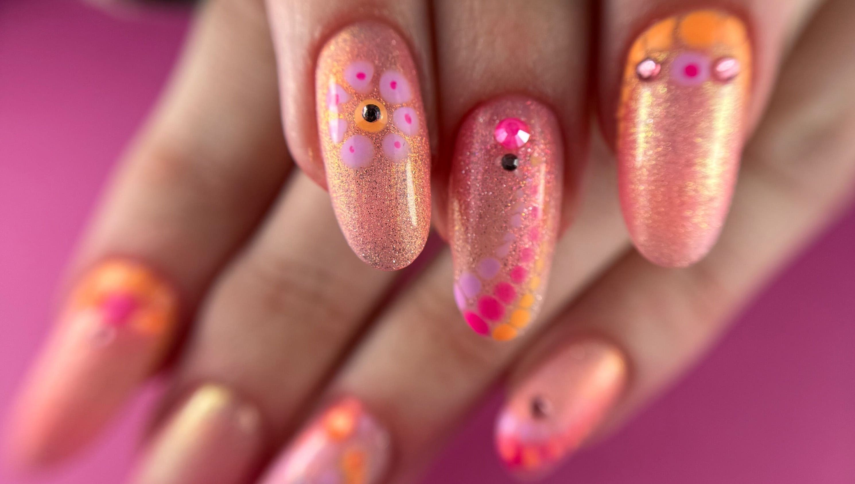 Manucure scintillante et artistique à Studio Empreinte Nails, Tournai, Région Wallonne, BE.