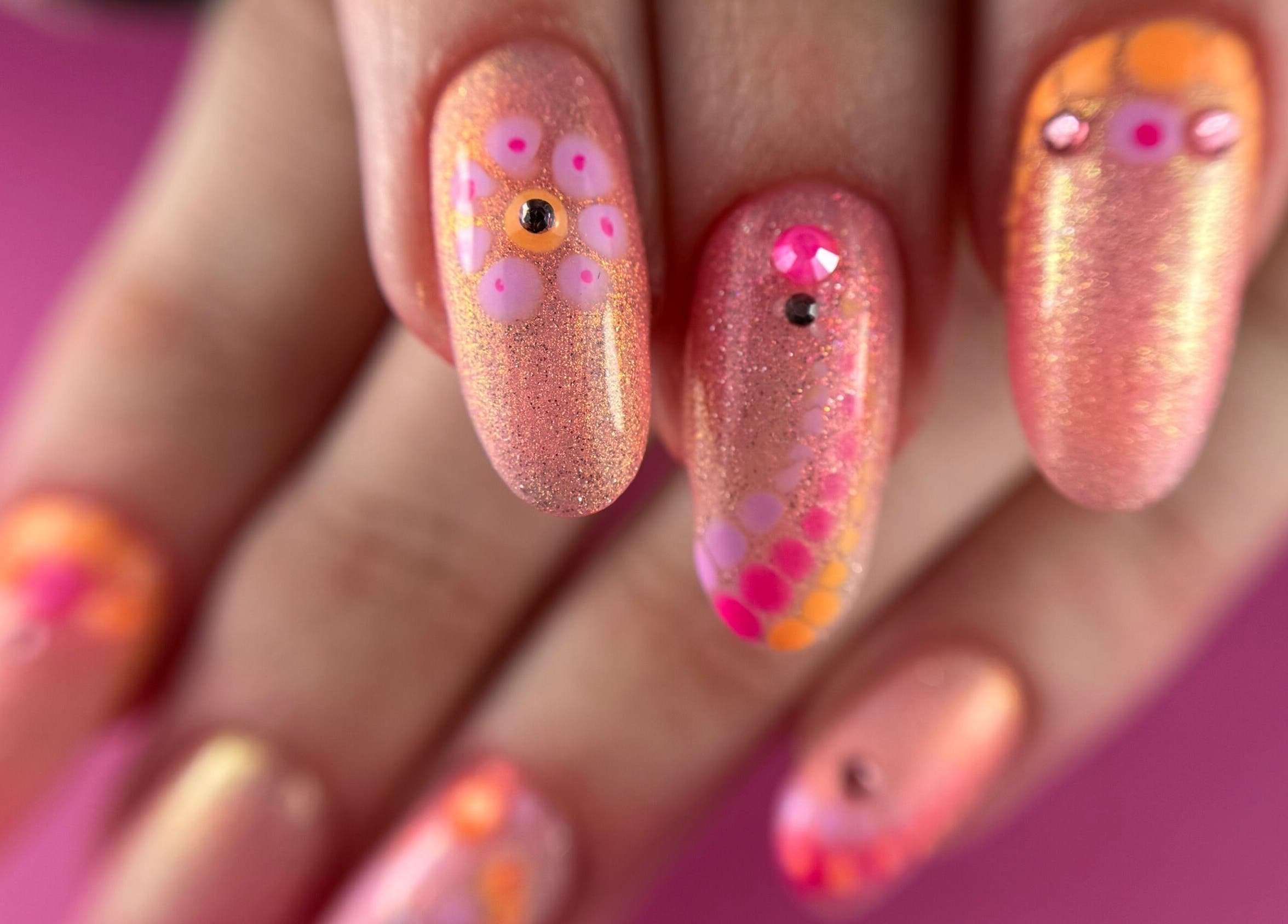 Manucure scintillante et artistique à Studio Empreinte Nails, Tournai, Région Wallonne, BE.