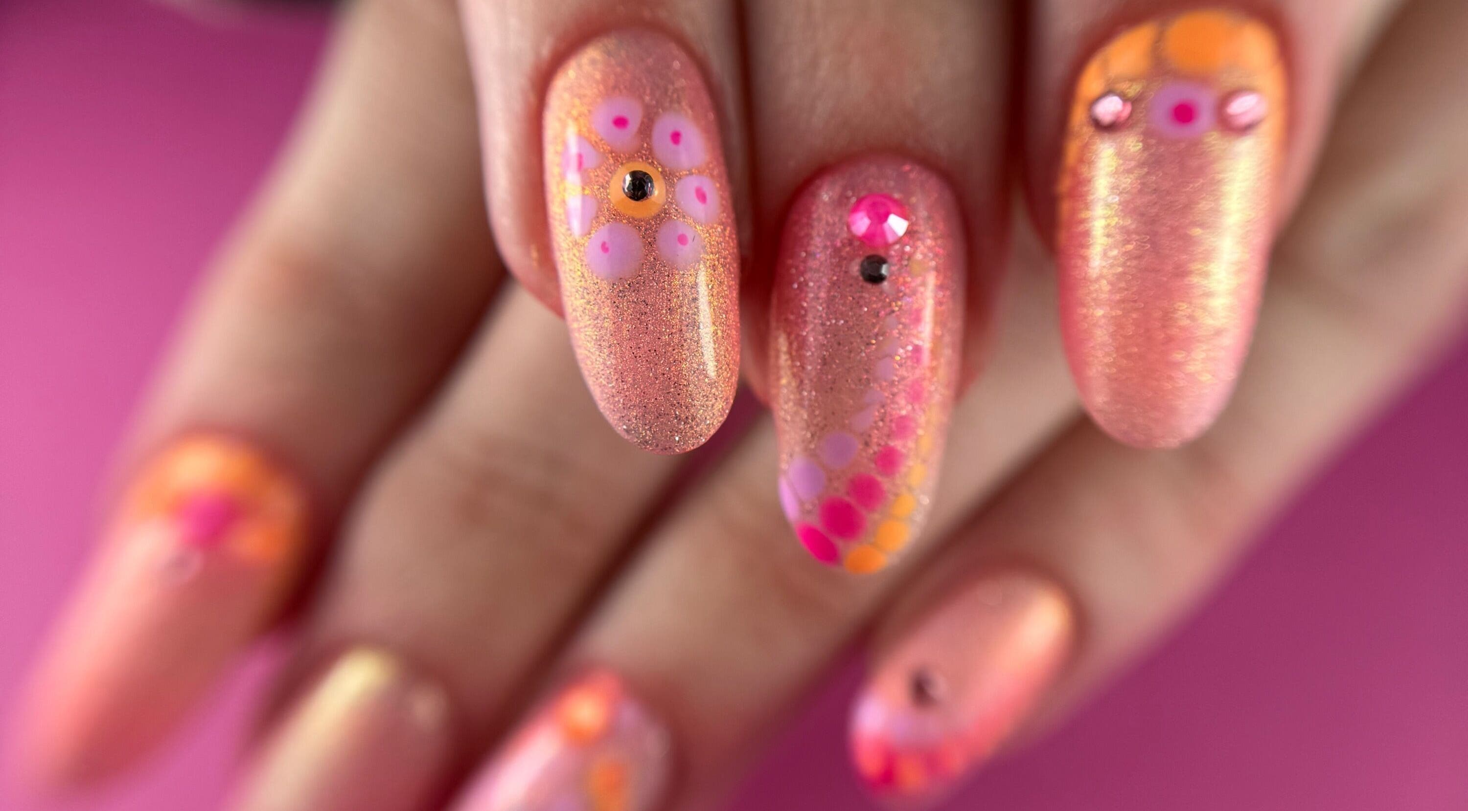 Manucure scintillante et artistique à Studio Empreinte Nails, Tournai, Région Wallonne, BE.